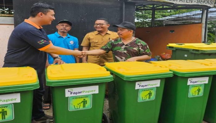 FajarPaper Salurkan Bantuan 190 Unit Tempat Sampah ke 10 Desa di Bekasi