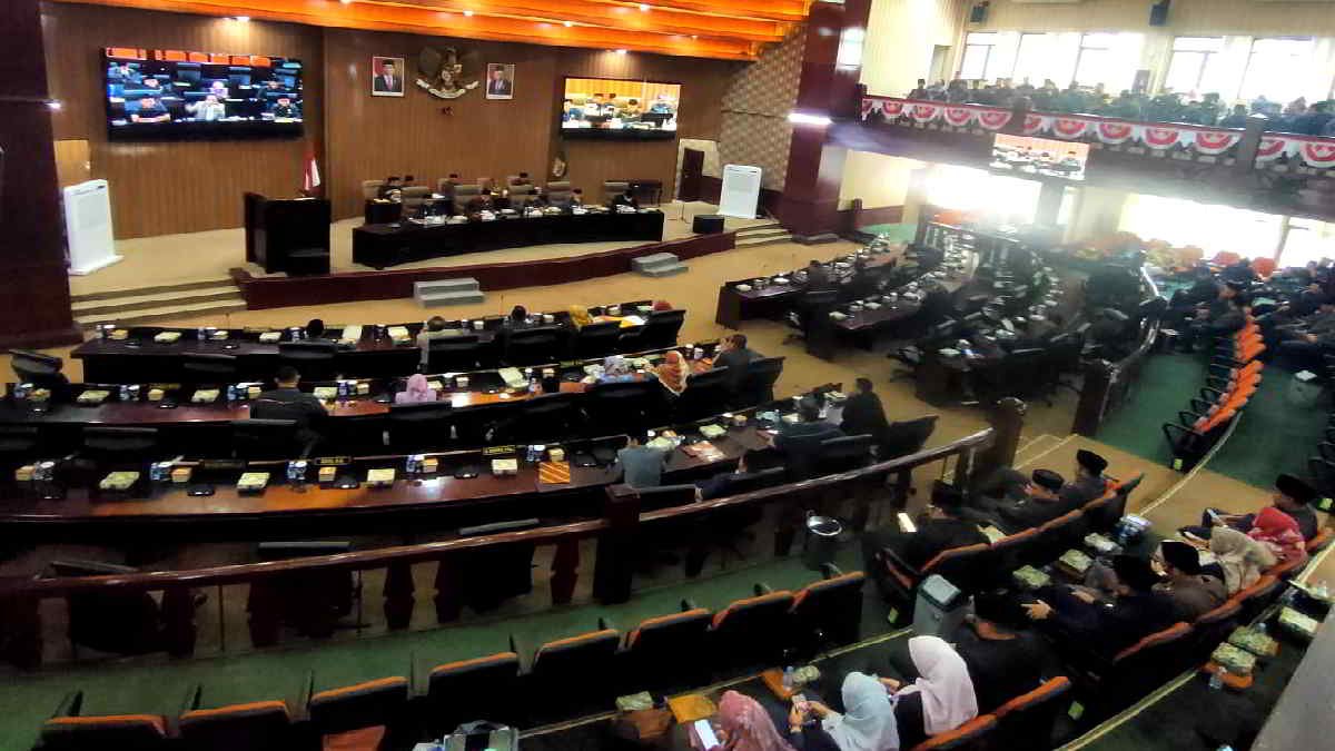 Paripurna LKPj 2023 di ruang rapat utama gedung DPRD Kota Bekasi di Kalimalang, Jumat 19 April 2024