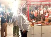 H-2 Lebaran Idulfitri 1445 H, Pasar Tradisional yang menyediakan semua kebutuhan lebaran. Biasanya, para pengunjung berburu belanjaan pakaian, emas, daging hingga kue, disebutkan warga - foto Alam