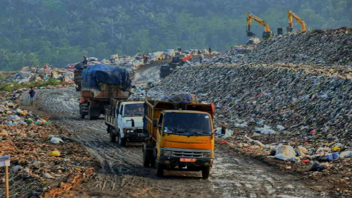 kondisi TPK Sarimukti di Bandung Barat yang telah over kapasitas
