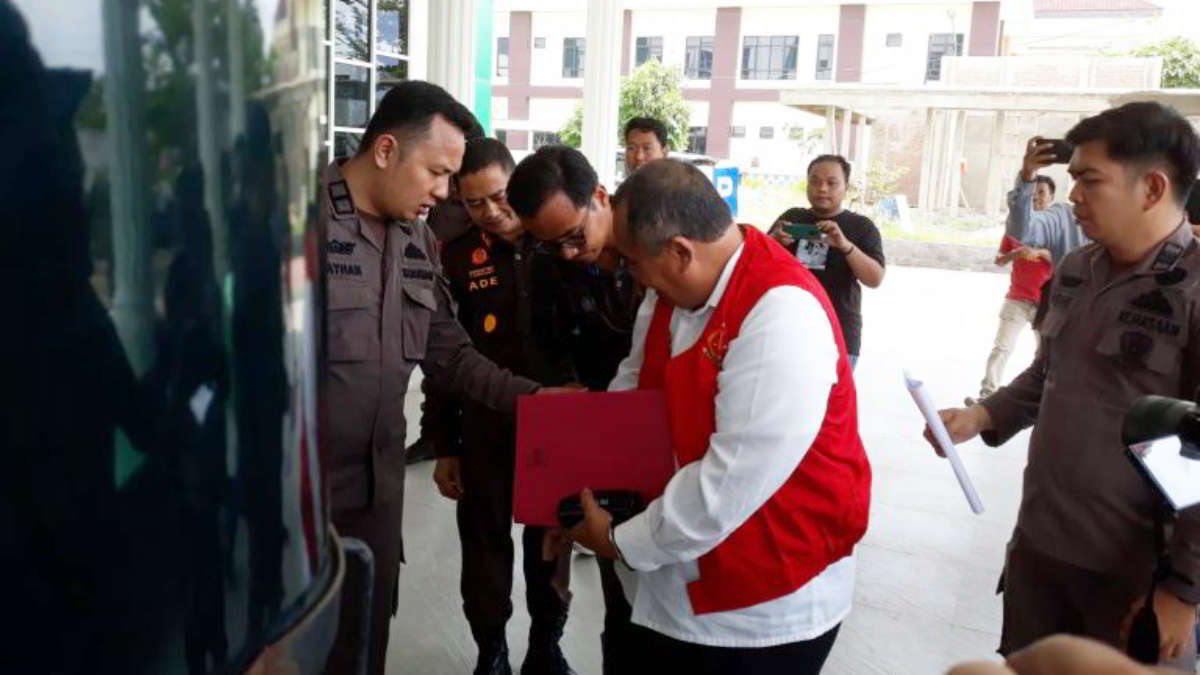 Waskito Joko Suryanto Mantan Kepala Bapenda Kabupaten Pringsewu, ditetapkan tersangka dugaan penyimpangan BPHTB, langsung diiringi ke mobil tahanan Kejari Tanggamus, Kamis 25 April 2024 -foto smn