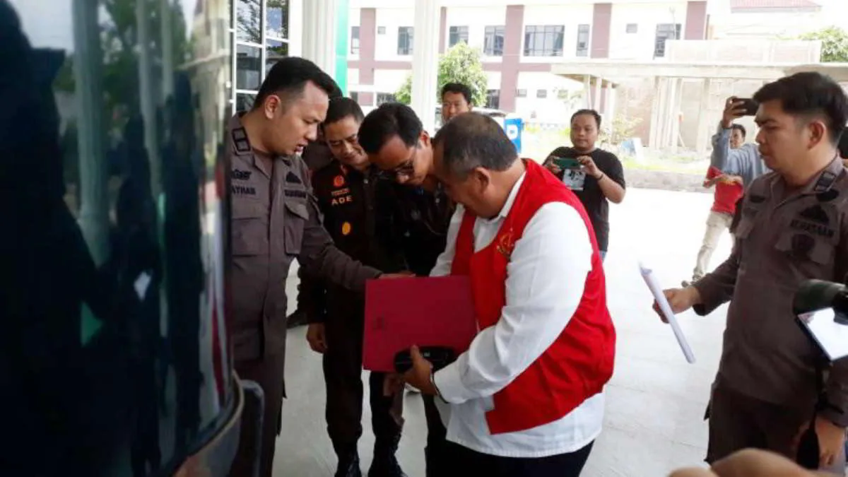 Waskito Joko Suryanto Mantan Kepala Bapenda Kabupaten Pringsewu, ditetapkan tersangka dugaan penyimpangan BPHTB, langsung diiringi ke mobil tahanan Kejari Tanggamus, Kamis 25 April 2024 -foto smn