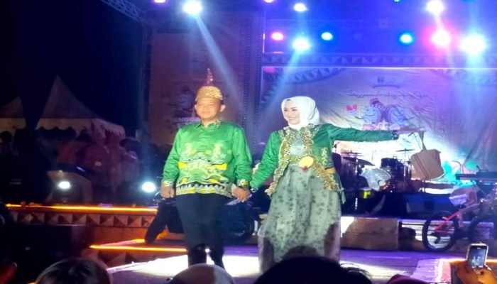 Camat dan Kakon Ikuti Lomba Fashion Show, Meriahkan Tanggamus Expo 2024