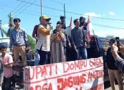 Petani bersama mahasiswa blokade jalan negara di Dompu, bentuk protes terkait anjloknya harga jagung. Mereka menuntut pemerintah menstabilkan harga jagung, Rabu 17 April 2024