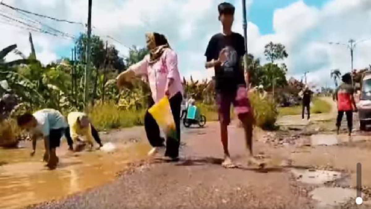 Warga Sukadana tebar ikan lele di jalan rusak menuju komplek Pemda Lampung Timur, momen itu bertepatan dengan HUT ke-25 Lampung Timur, 22 April 2024 - foto tangkapan video