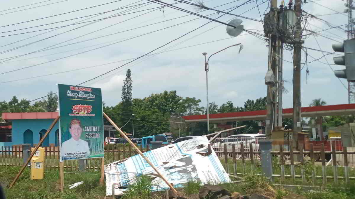 Curi Start Kampanye, Bupati Lampung Timur memanfaatkan momen Idulfitri 1445 H/2024 dengan memasang spanduk di berbagai titik bertuliskan lanjutkan 2 periode - foto diambil dari salah satu titik wilayah Sekampung Udik, - foto Jali