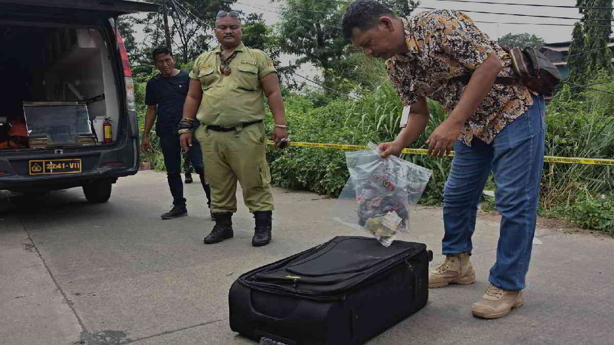 Polisi saat melakukan evakuasi mayat di dalam koper yang ditemukan di Jalan Raya Kalimalang, Cikarang Barat, untuk dibawa ke RS Polri Kramat Jati Kamis (25/4).- foto doc ist