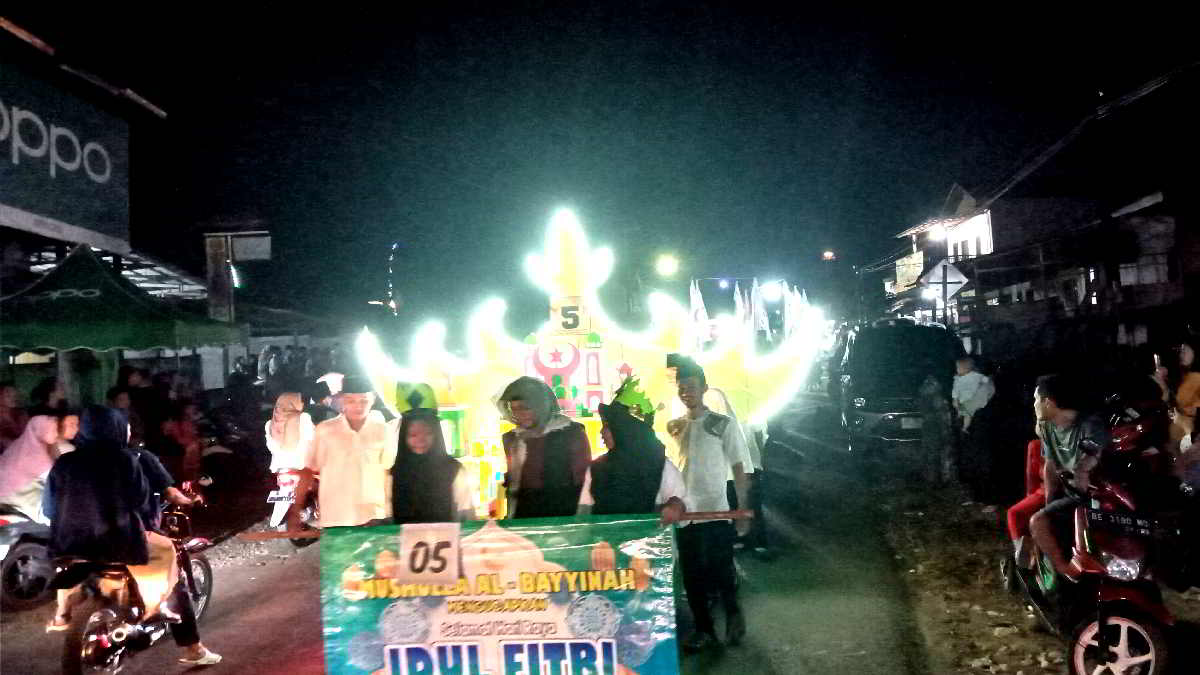 Pawai Obor jadi agenda rutin di Desa Pugung Raharjo di malam Idulfitri. Tahun ini 1445 H, pawai obor di Desa Pugung Raharjo diikuti 16 peserta dari wilayah setempat- foto Jali