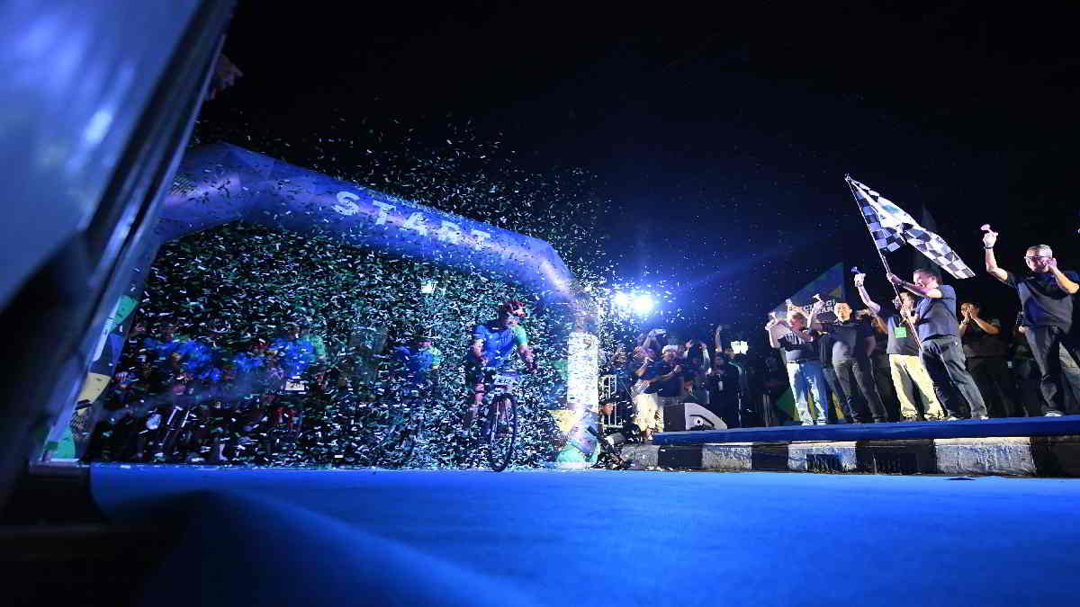 Penjabat Gubernur Bey Machmudin flag off peserta Cycling de Jabar di kantor Wali Kota Cirebon, Sabtu (25/5/2024)