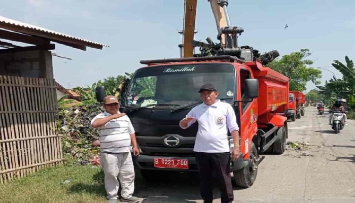 DLH Bekasi Akhirnya Turunkan Alat Berat Tangani Sampah di Irigasi Kali Cikarang Hilir