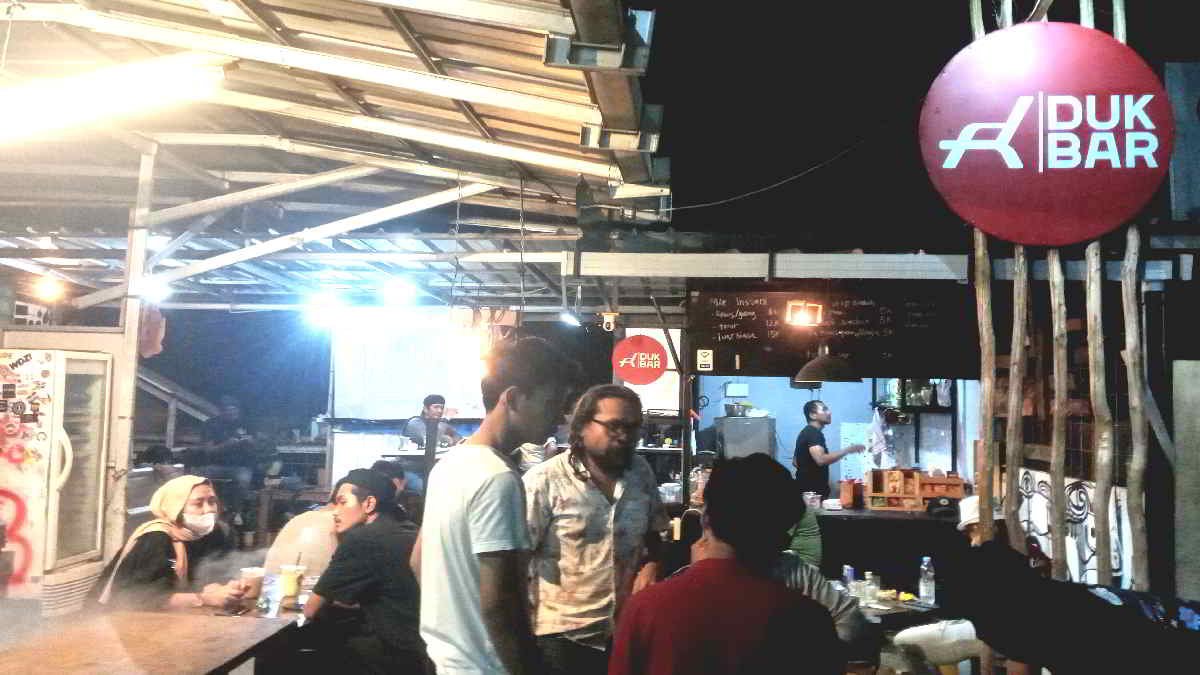 DUKBAR Jatiasih, jadi tempat tongkrongan baru di Kota Bekasi, buka hingga dinihari dengan mengusung konsep kekinian, asyik buat kalin yang hobi diskusi sampai pagi