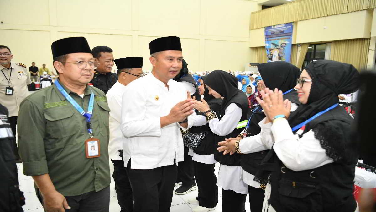 *Caption:* Pj Gubernur Jabar Bey Machmudin melepas Kloter Pertama Haji Tahun 1445 H Embarkasi Jakarta-Bekasi di Asrama Haji Bekasi, Sabtu (11/5/2024) malam.(Foto: Angga/Biro Adpim Jabar)