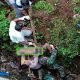 Evakuasi mayat Mbah Sugi yang ditemukan meninggal di dalam Parit Dusun V Desa Pugung Raharjo, Sekampung Udik, Lampung Timur, Kamis 23 Mei 2024.- foto Jali