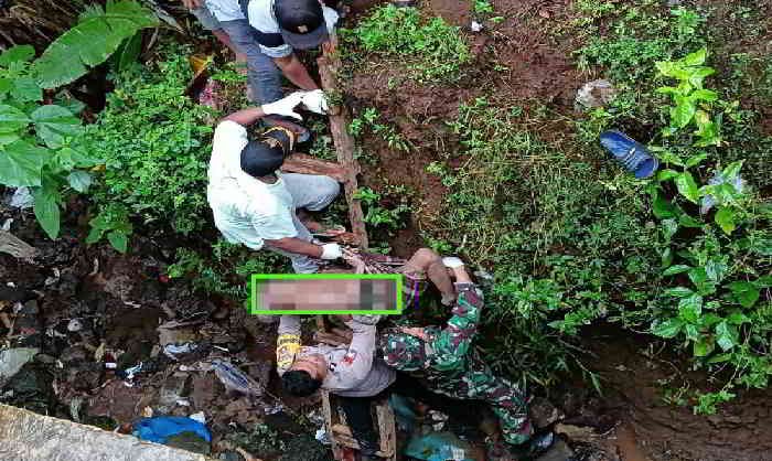 Evakuasi mayat Mbah Sugi yang ditemukan meninggal di dalam Parit Dusun V Desa Pugung Raharjo, Sekampung Udik, Lampung Timur, Kamis 23 Mei 2024.- foto Jali