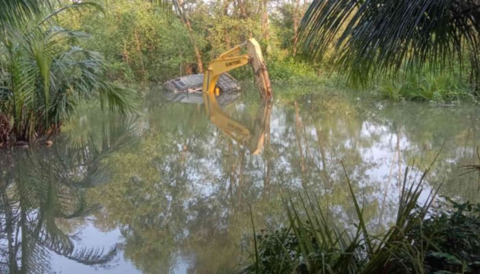 Rusak, Satu Excavator Tenggelam saat Normalisasi Kali Ciliwok Tanggamus