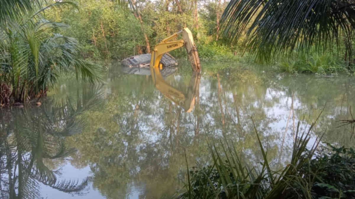 Penampakan satu excavator tenggelam saat melakukan normalisasi Kali Ciliwok, di Pekon Tanjung Agung, Kota Agung Barat, Kabupaten Tanggamus. Kondisi tenggelam sudah dua hari ini, Jumat 10 Mei 2024