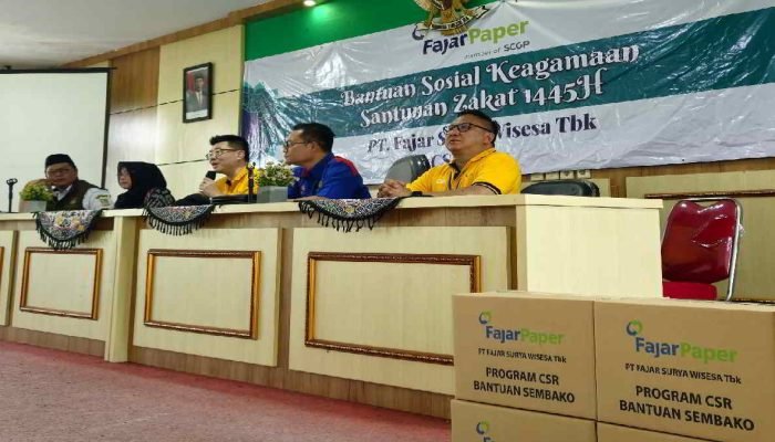 FajarPaper Bagikan Zakat ke Anak Yatim Piatu dan Warga Desa Kalijaya