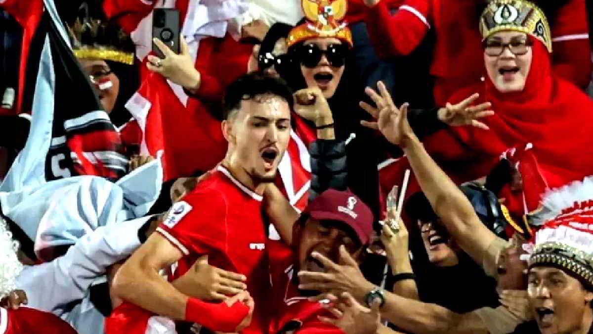 Gelandang Indonesia #06 Ivar Jenner merayakan gol bersama pendukung pada pertandingan perebutan tempat ketiga Piala Asia U23 AFC Qatar 2024 antara Irak dan Indonesia di Stadion Abdullah Bin Khalifa di Doha pada 2 Mei 2024.(Photo by Karim JAAFAR / AFP) (AFP/KARIM JAAFAR)