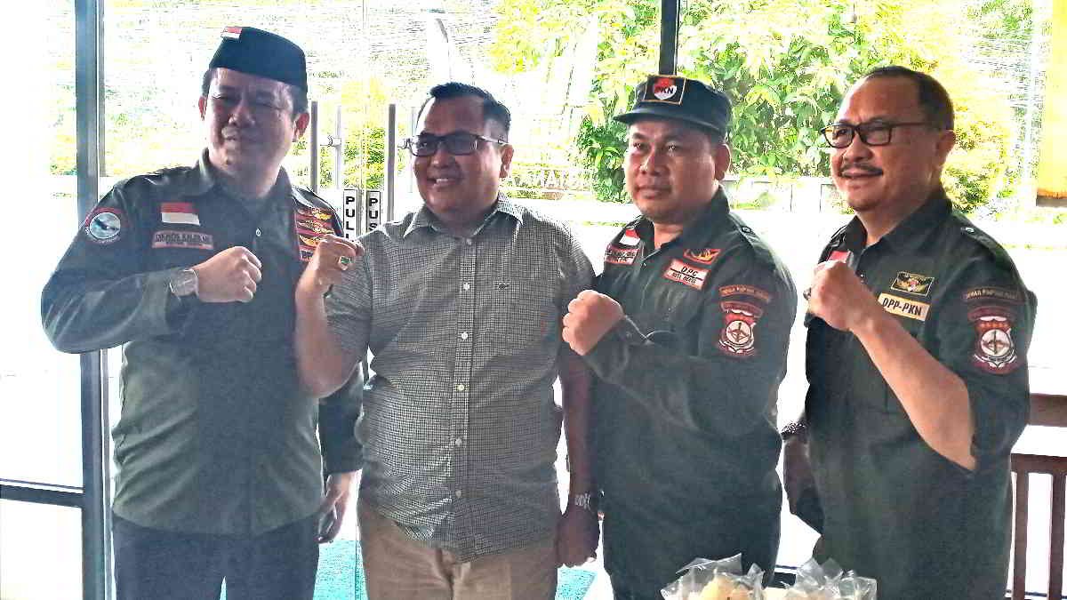 Gus Shol foto bersama Ketua Umum PKN usai bertemu dan menyampaikan visi dalam pencalonan sebagai Wali Kota Bekasi di Rumah Makan Simpang Raya, pada Selasa 30 April 2024
