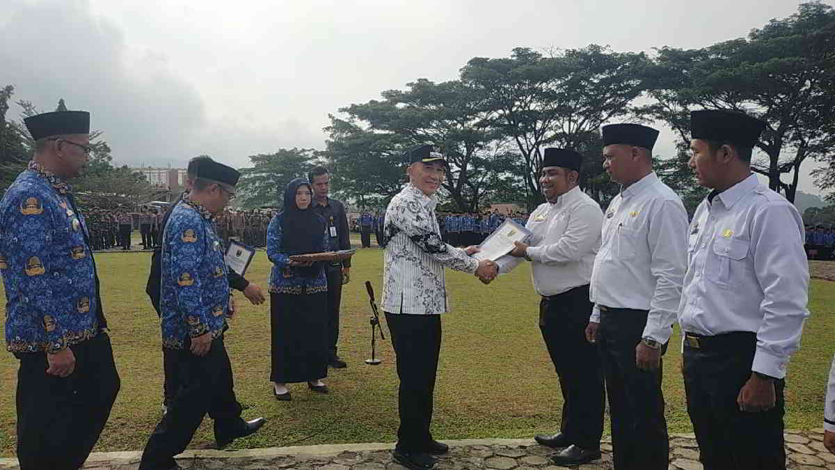 Pj Bupati Tanggamus Mulyadi Irsan menyerahan SK tenaga guru Pegawai Pemerintah dengan Perjanjian Kerja (P3K) tepat di Hari Pendidikan Nasional, Kamis 2 Mei 2024