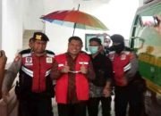 M Erwinsyah Inspektur Kabupaten Lampung Utara, tersenyum lebar sambil acungkan jempol ke awak media saat digiring Kejari ke mobil tahanan untuk dijebloskan ke Penjara, Jumat 3 Mei 2024