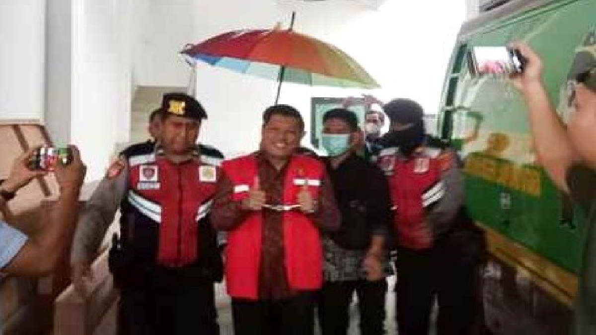 M Erwinsyah Inspektur Kabupaten Lampung Utara, tersenyum lebar sambil acungkan jempol ke awak media saat digiring Kejari ke mobil tahanan untuk dijebloskan ke Penjara, Jumat 3 Mei 2024