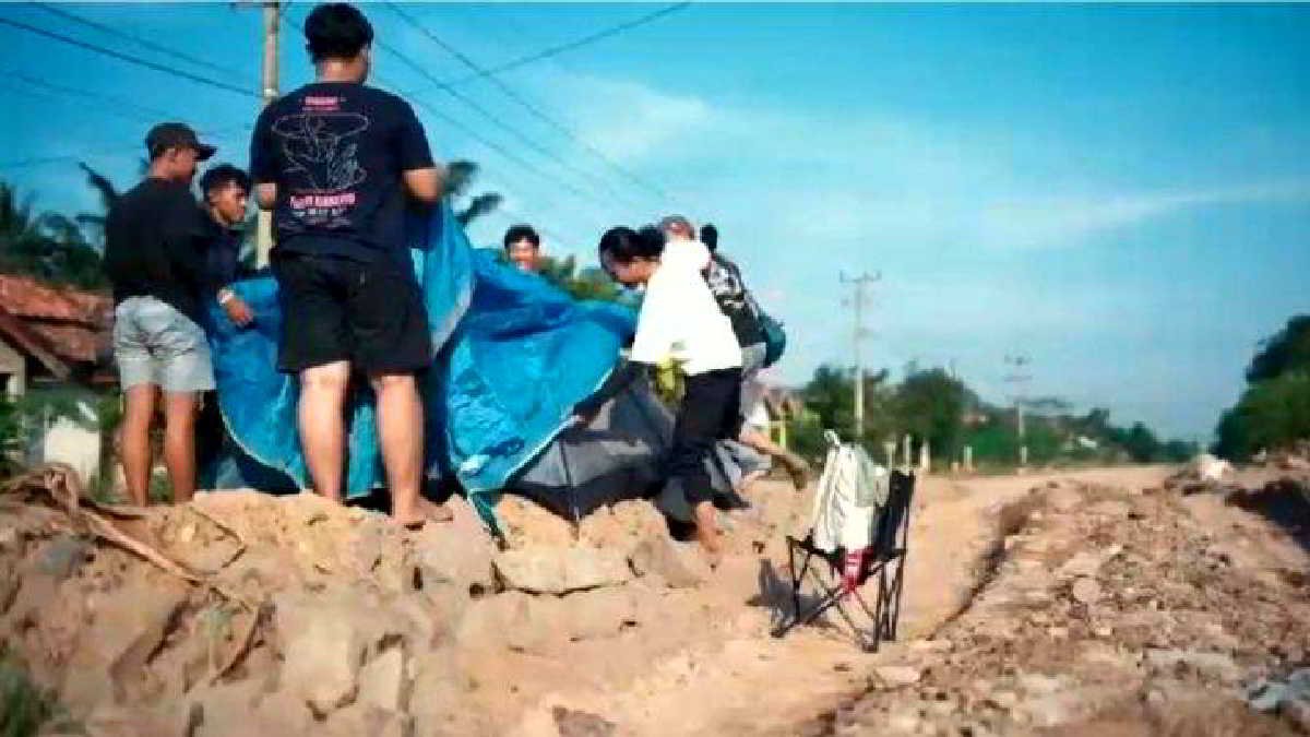 Sekelompok pemuda dirikan tenda di jalan rusak di Tulangbawang Barat. Mereka ingin mencari perhatian pemerintah terkait kondisi jalan