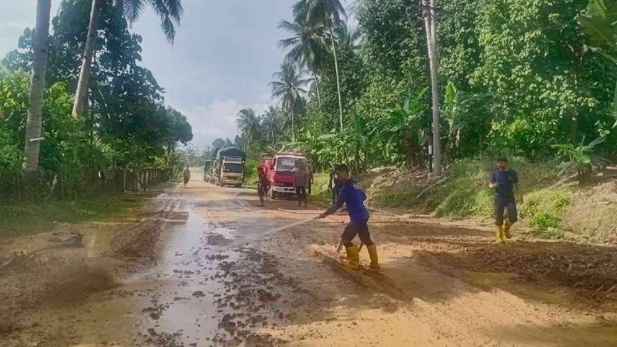 Hujan deras di wilayah Tanggamus menyebabkan beberapa titik Jalan Lintas Barat tertutup oleh material tanah dan bebatuan, terlihat petugas tengah melakukan pembersihan, Sabtu 25 Mei 2024.