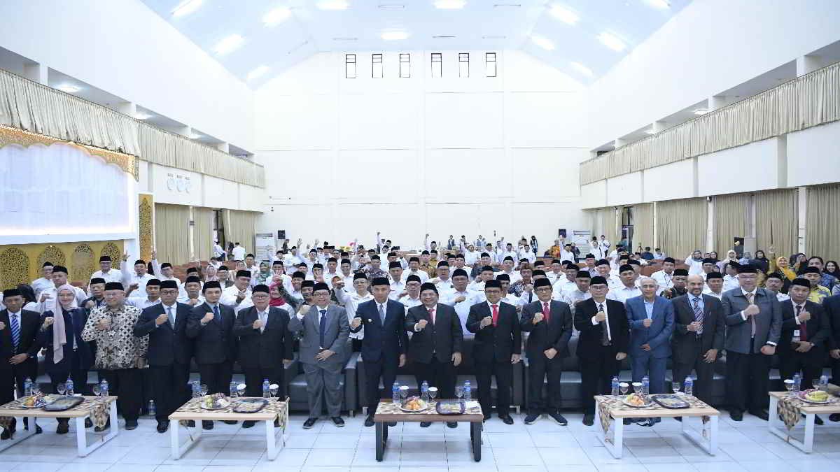 Pj Gubernur Jabar Bey menyaksikan pengukuhan Petugas Penyelenggara Ibadah Haji (PPIH) Jabar oleh Kementerian Agama RI, di Asrama Haji Bekasi, Selasa 30 April 2024