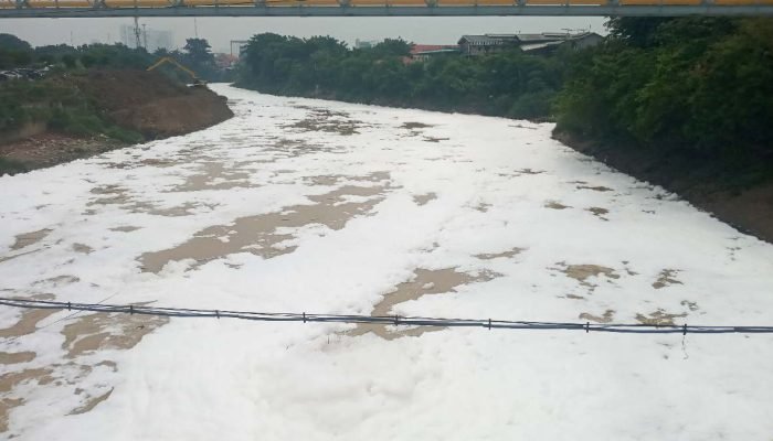 WWF 2024, Kali Bekasi Dipenuhi Busa Menyerupai Salju