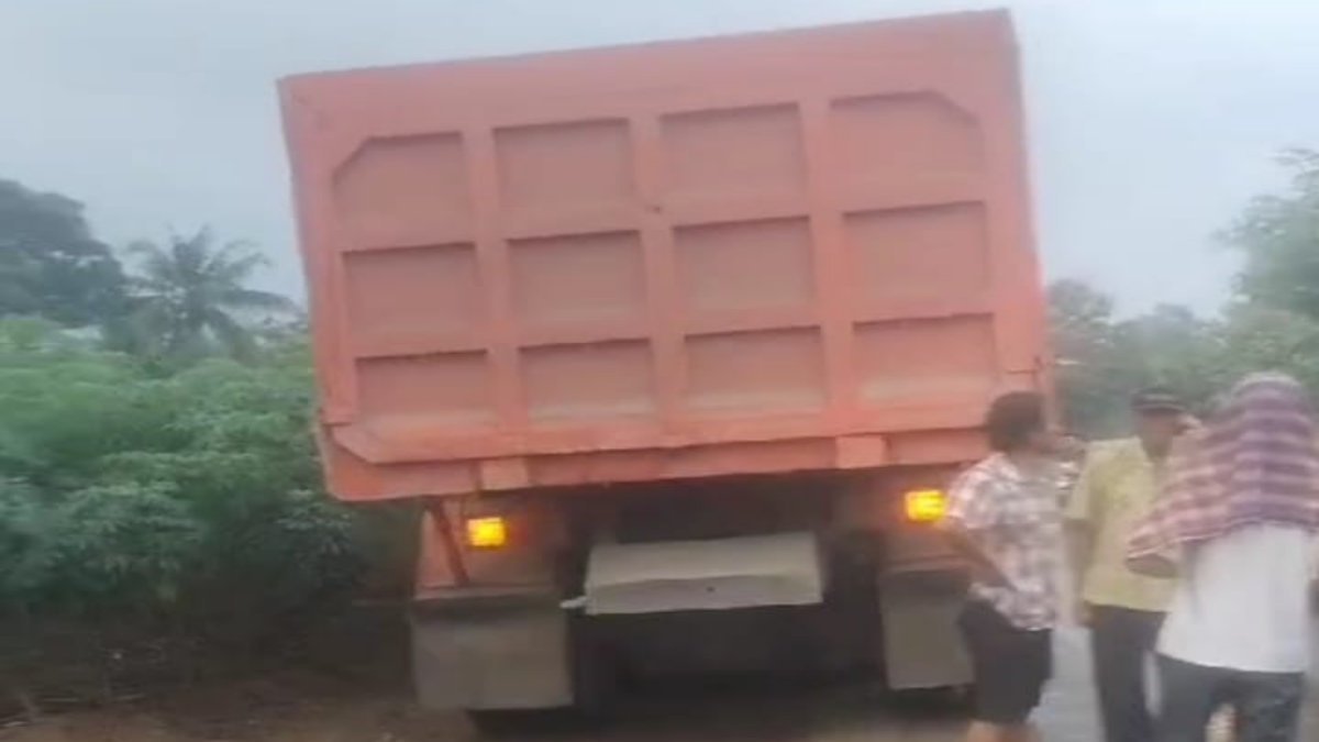 Kendaraan angkutan Batu Bara milik PT HBP yang melintasi jalan umum di Lampung Tengah,