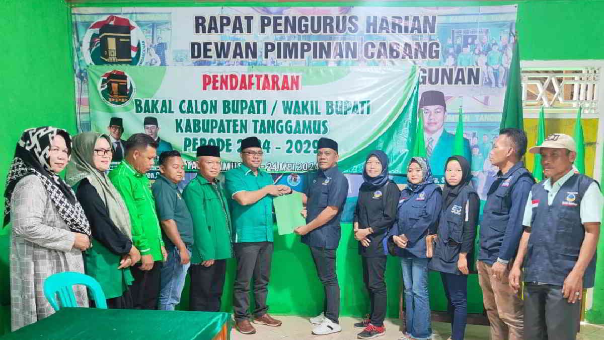 Kurnain Ketua DPD NasDem mengembalikan berkas pendaftaran sebagai Wakil Bupati Tanggamus di Partai PPP, Kamis 23 Mei 2024 - foto Arzal