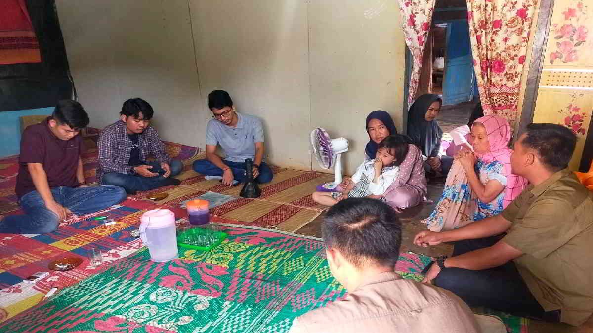 Ketua LBH Bandar Lampung Sumaindra bersama tim saat hadir di Desa Batu Badak, Marga Sekampung, Lampung Timur, untuk menginventarisir kasus tembak mati Romadon, Jumat 10 Mei 2024- foto doc ist