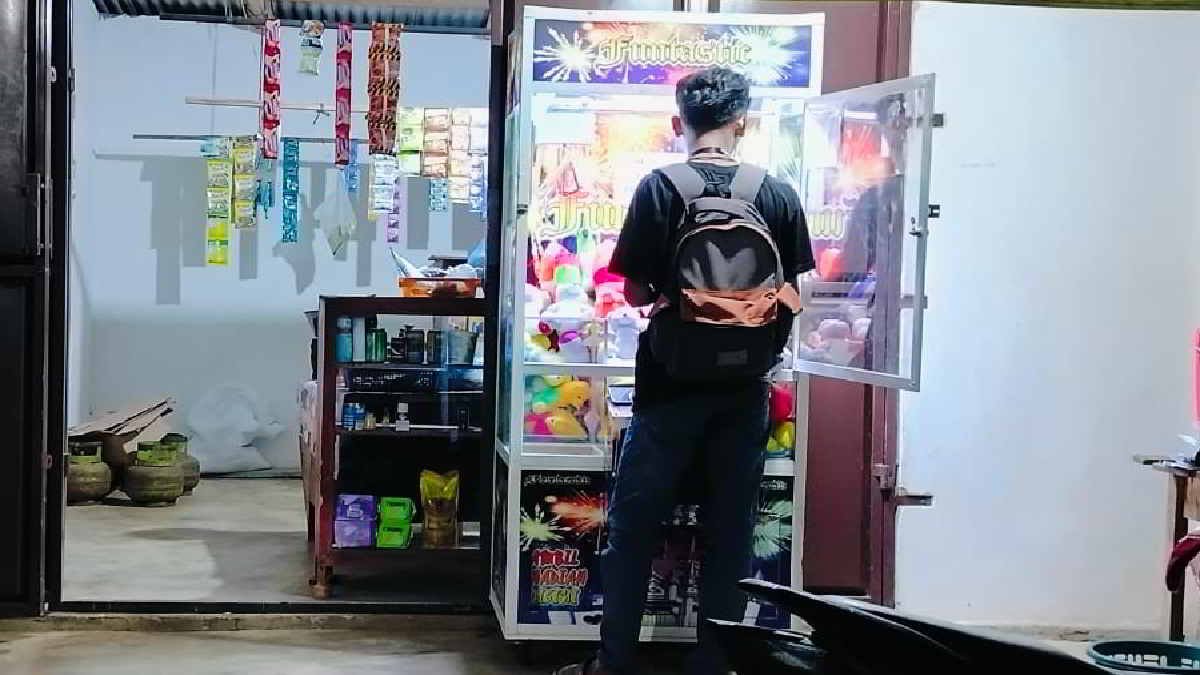 Salah satu pekerja tengah mengisi mesin capit boneka di salah satu warung sekitaran Desa Bumi Mulyo, Sekampung Udik, Kabupaten Lampung Timur, Senin 27 Mei 2024 malam. - foto Jali