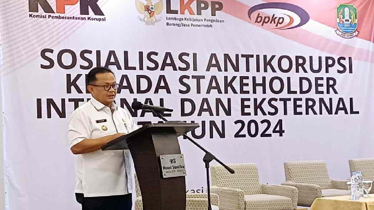 Pj Wali Kota Bekasi Gani Muhamad saat memberi sambutan dalam kegiatan Inspektorat sosialisasi antikorupsi kepada stakeholder internal dan eksternal Pemko Bekasi di Sky Ballroom Hotel Santika Mega City Bekasi, Rabu 29 Mei 2024