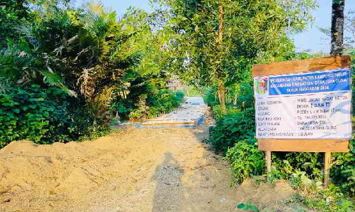 Setelah diberitakan proyek siluman, akhirnya sekarang terpasang papan informasi terkait pekerjaan jalan di Desa Jayaguna, Margasekampung, Lampung Timur, Senin 27 Mei 2024