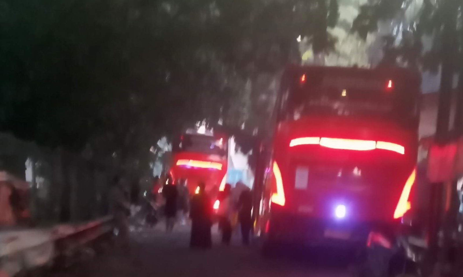 Bus pengangkut siswa-siswi kelas VI SDN Jatiwarna 1 Kota Bekasi yang menggelar acara perpisahan keluar Kota Bekasi, Selasa 21 Mei 2024