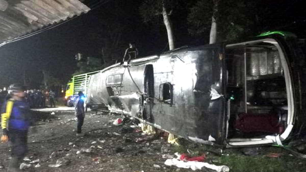 11 orang meninggal dunia usai bus yang membawa rombongan SMK Lingga Kencana Depok menabrak kendaraan hingga terguling di Kecamatan Ciater, Subang, Jawa Barat, Sabtu 11 Mei 2024