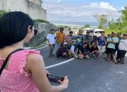 foto bersama PPK dan PPS bersama satu Komisioner KPU kota Bekasi saat plesiiran di Bali bersama salah satu Caleg PSI terpilih - foto doc ist