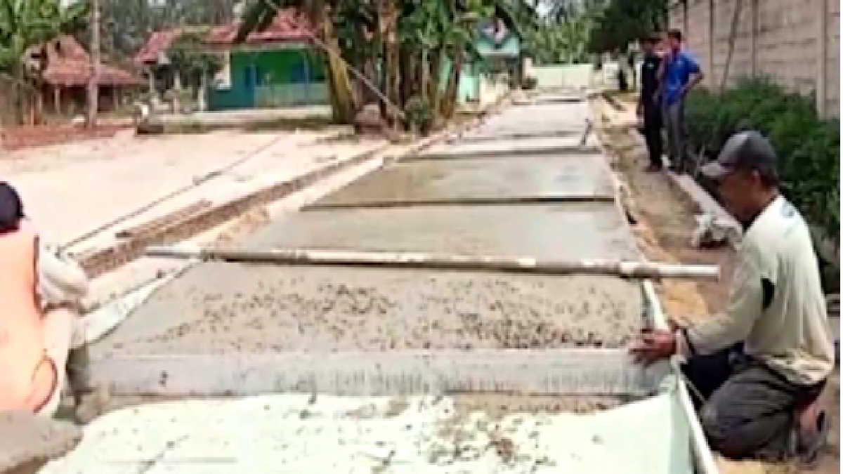 Pekon Enggalrejo, melalui dana desa tahap awal akan melaksanakan pembangunan jalan rabat beton sepanjang 350 meter dengan ketebalan 15 centimeter, dengan menganggarkan Rp194 juta.
