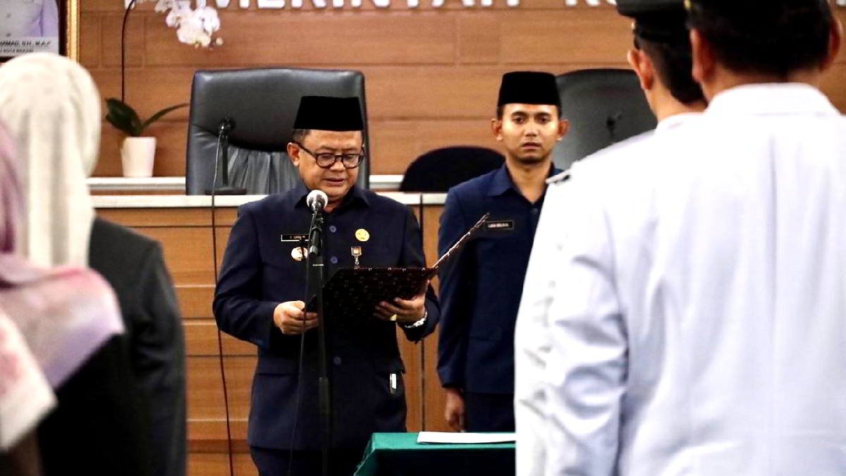 Pj Wali Kota Bekasi R Gani Muhamad melaksanakan Pengangkatan dan alih tugas dalam jabatan pengawas eselon III dan IV di lingkungan Pemko Bekasi pada Jumat 31 Mei 2024