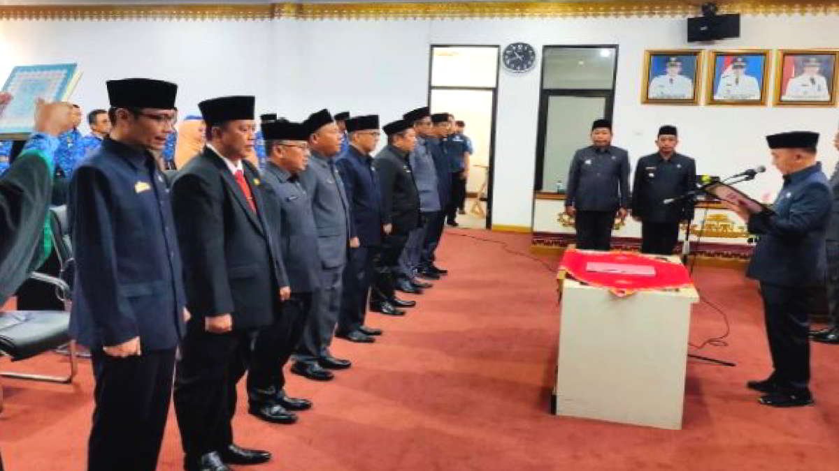 Pj. Bupati Tanggamus Mulyadi Irsan, melakukan pelantikan dan pengambilan sumpah jabatan terhadap 8 jabatan pimpinan tinggi pratama di Ruang Rapat Utama Sekretariat Daerah pada Kamis 2 Mei 2024.