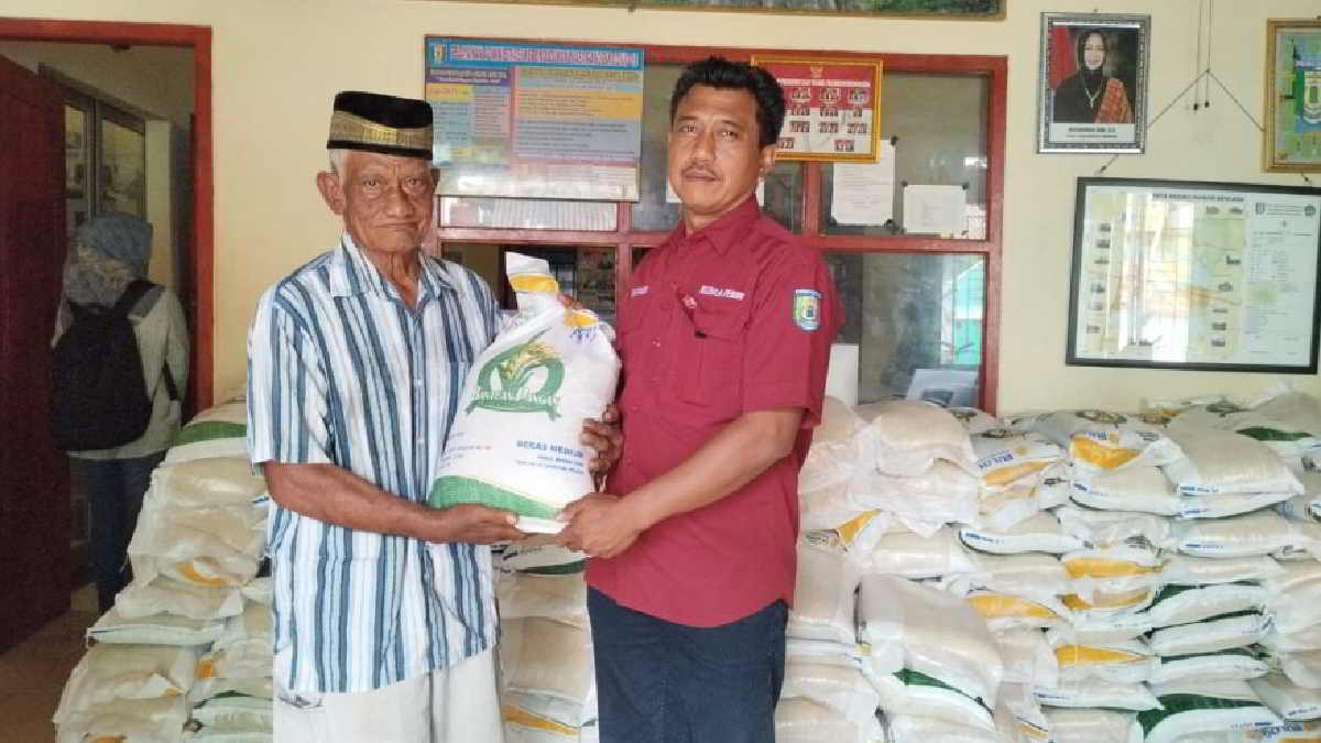 Sejumlah Keluarga Penerima Manfaat (KPM) Pekon Sukoharjo III Kecammatan Sukoharjo, Pringsewu, Lampung terima bantuan cadangan beras dari pemerintah, pada Jumat 3 Mei 2024.
