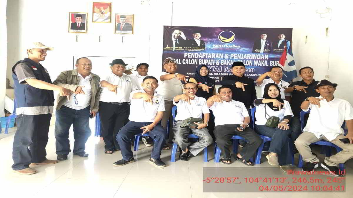 Tim Saleh Asmawi saat melakukan pengambilan formulir penjaringan Bakal Calon Bupati dari Partai NasDem di kantor Jalan Jenderal Sudirman Pekon Kampung Baru, Kotaagung Timur, Kabupaten Tanggamus, Lampung 4 Mei 2024