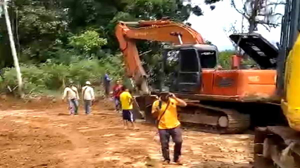 13 titik akses jalan sudah terbuka, 7 unit alat berat diterjunkan untuk mempercepat perbaikan jalan pasca terjadi longsor di Pekon Datarajan, Kecamatan Ulu Belu, Kabupaten Tanggamus,, 29 Mei 2024