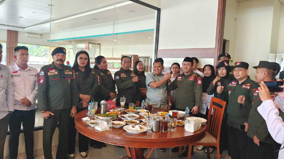 Gus Shol foto bersama Ketua Umum PKN usai bertemu dan menyampaikan visi dalam pencalonan sebagai Wali Kota Bekasi di Rumah Makan Simpang Raya, pada Selasa 30 April 2024