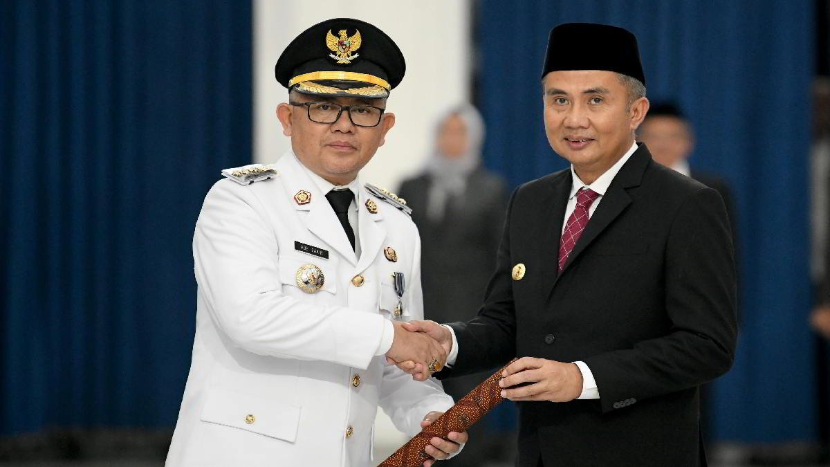 Pj Gubernur Jabar Bey Machmudin Melantik Penjabat Bupati Bandung Barat di Gedung Sate, Sabtu (15/6/2024).