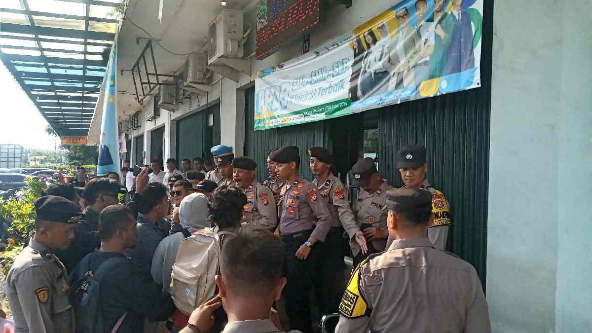 Aksi PIPP di depan KCD Pendidikan III Jabar di Grand Wisata, terkait prilaku Pungli sejumlah SMA Negeri di Bekasi, sempat ricuh, Rabu 26 Juni 2024