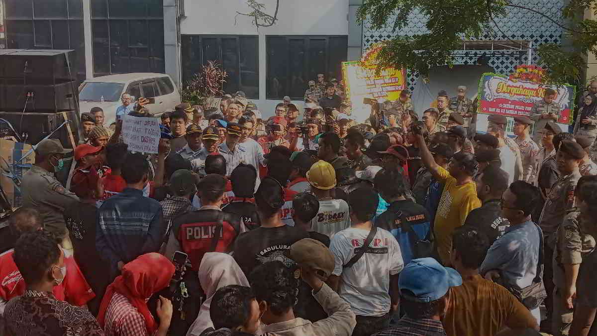 Kadishub Kota Bekasi saat menemui pengemudi lintas yang menggelar aksi terkait banyaknya petugas Dishub melakukan Pungli di lapangan, Jumat 14 Juni 2024