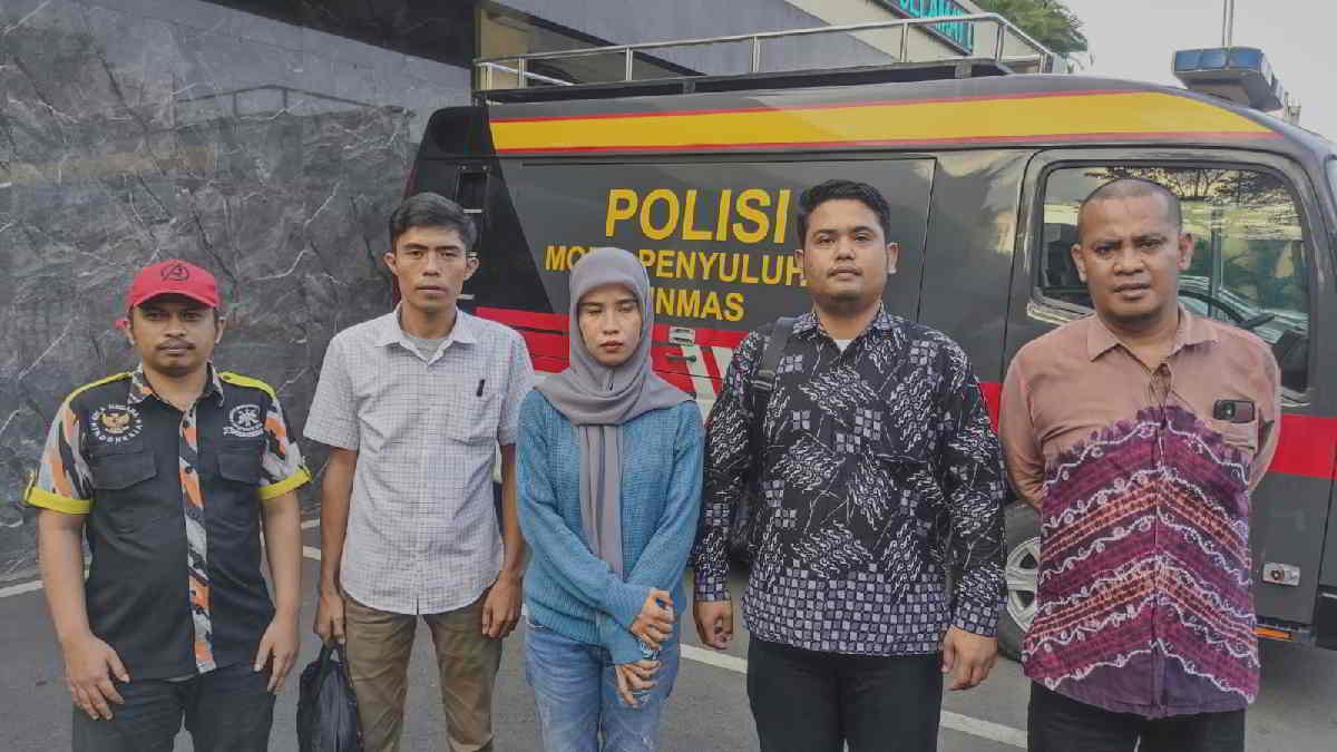 Lia Nasution saat menghadiri pemeriksaan untuk Berita Acara Pemeriksaan (BAP) didampingi langsung oleh tim kuasa hukumnya, Steven Pangaribuan, Frangky Tua Silitonga, dan Jerri Silitonga.